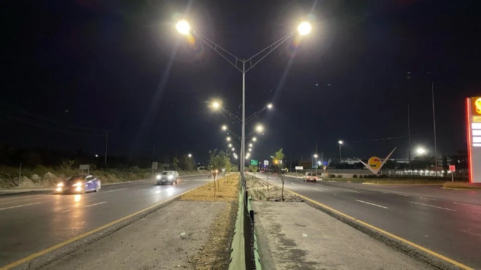 Estado repara luminarias en autopista a aeropuerto tras actos de vandalismo