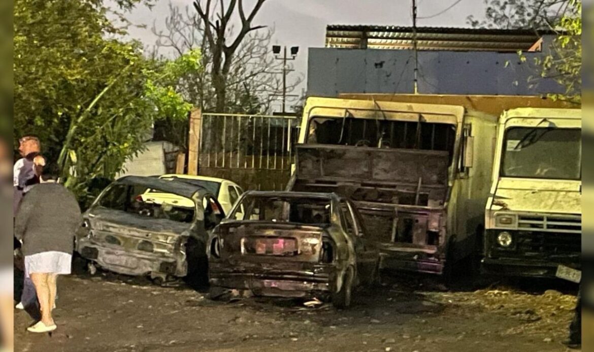 Incendio arrasa con cinco vehículos en San Nicolás