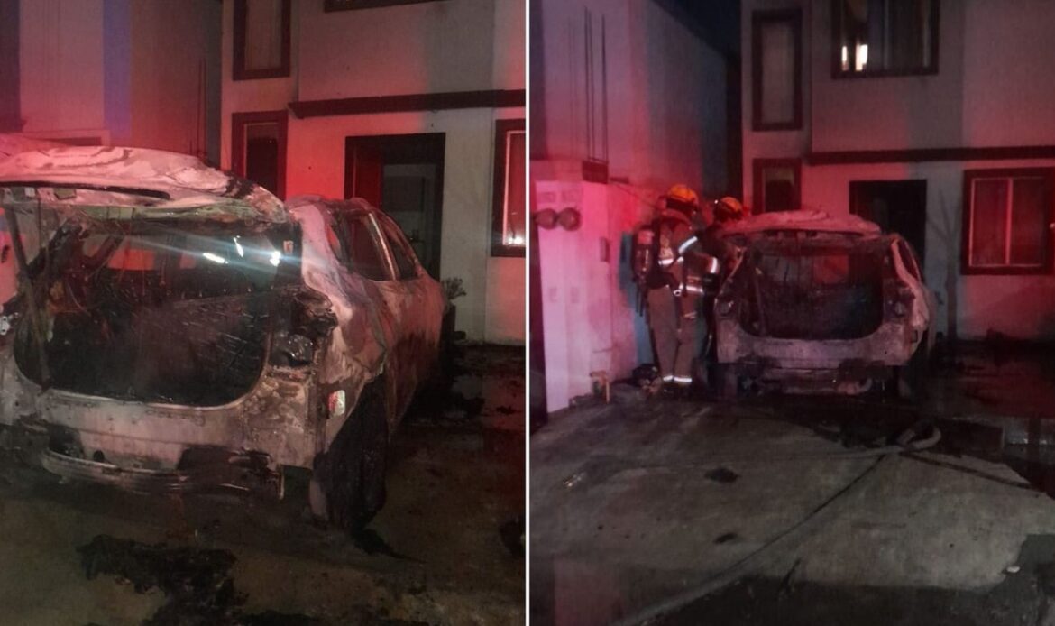 Se incendia auto en cochera de una casa en Santa Catarina