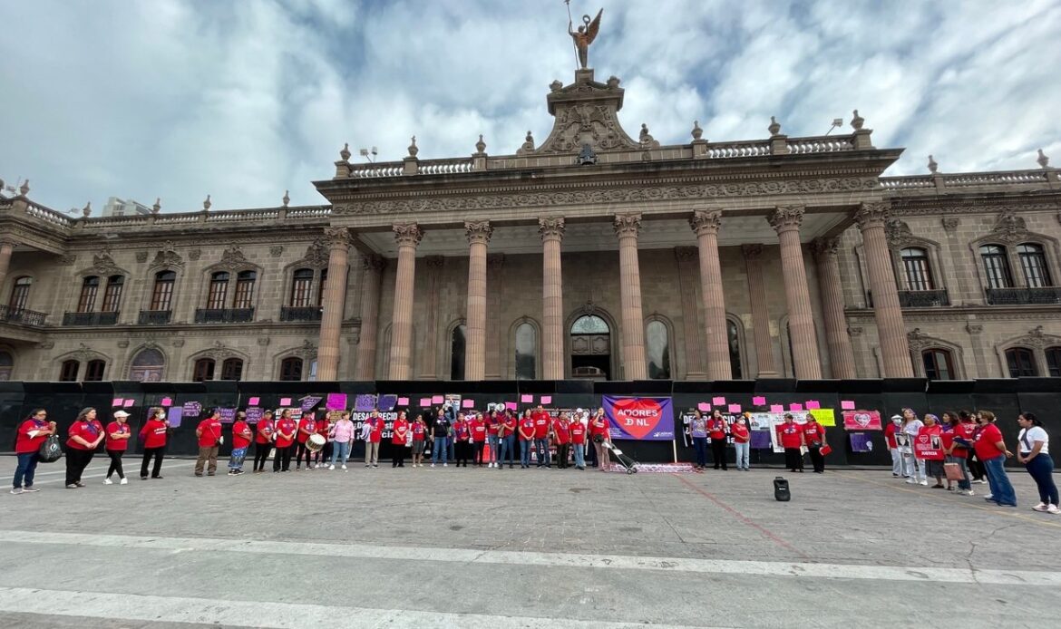 Protestan familiares de desaparecidas en Palacio de Gobierno