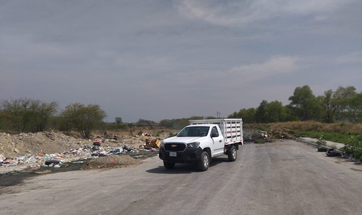 Captan a municipio de Juárez tirando basura en brecha