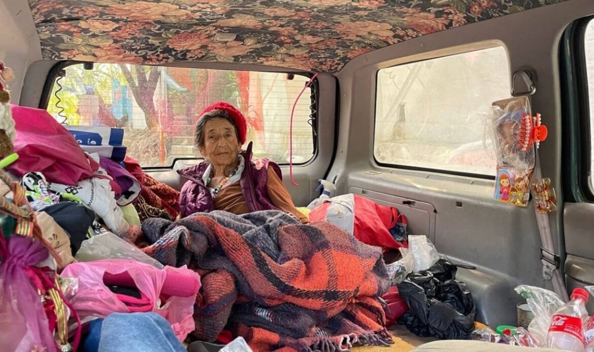 Corren a abuelita y ahora vive en una camioneta en San Pedro