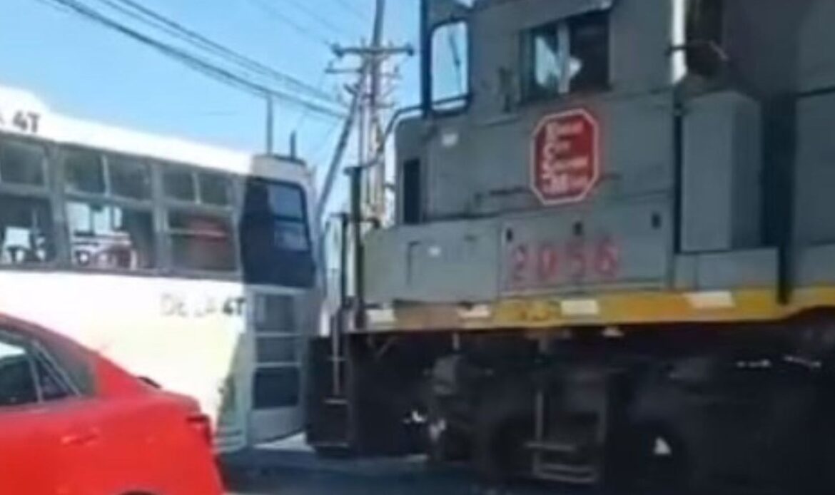 Tren golpea ruta urbana 400 en Santa Catarina