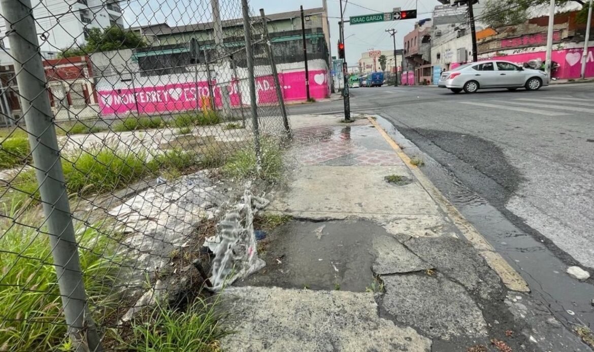Fuga de agua inunda calles del centro de Monterrey