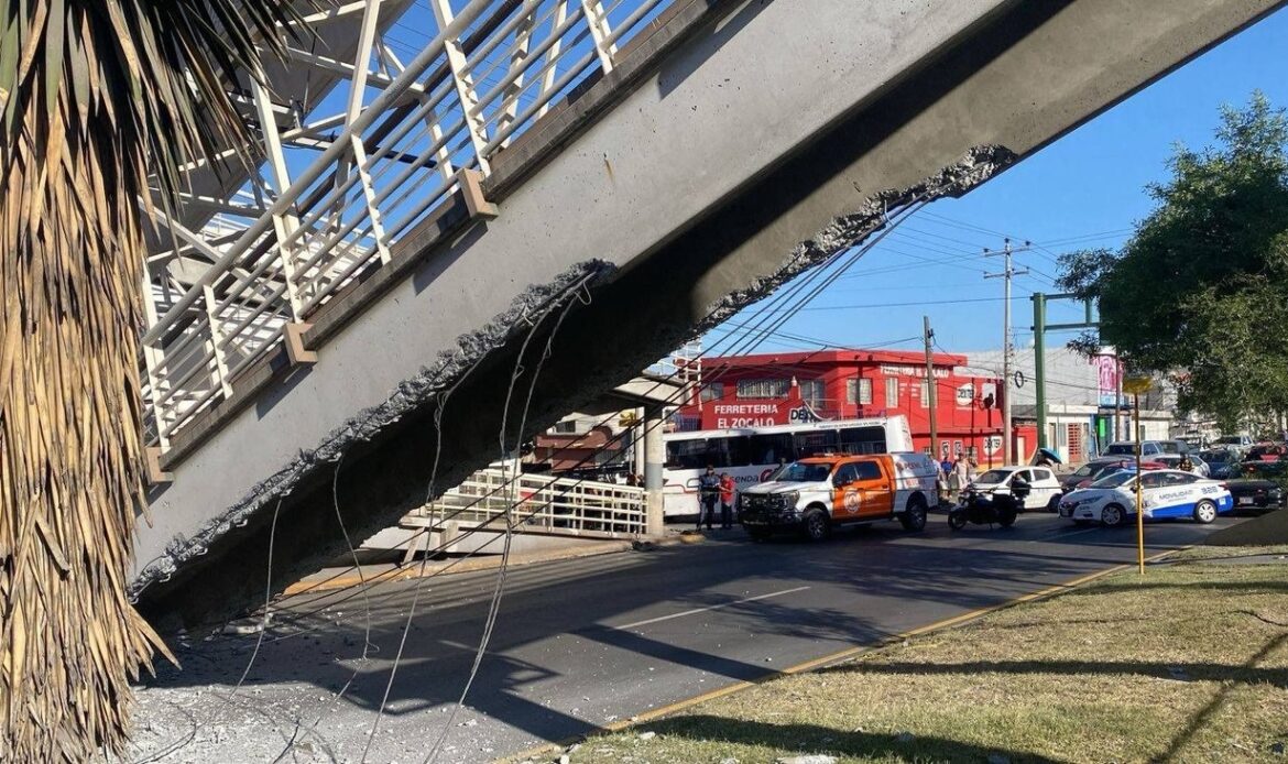 Tumba grúa puente peatonal en Monterrey; hay tres heridos