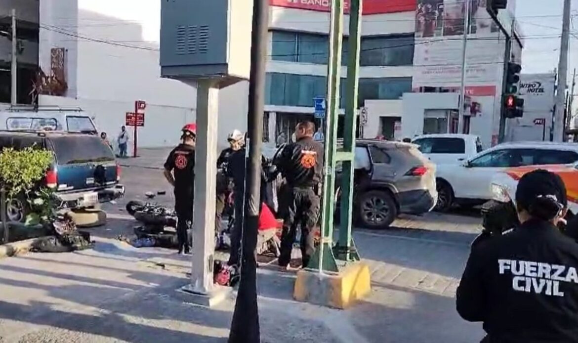 Choca motociclista contra camioneta en el centro de Monterrey
