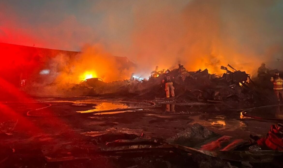Se incendia bodega en el municipio de San Nicolás
