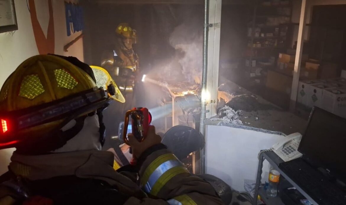 Se incendian oficinas por corto circuito en Monterrey